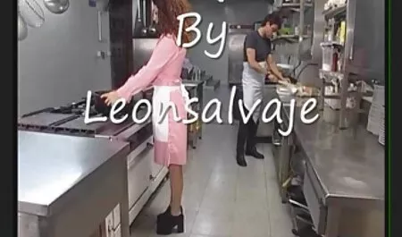 Il était garé sur le canapé extrait de video porno avec son amant.