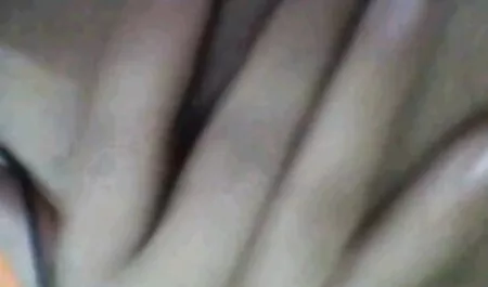 Une très jolie fille dans le ventre. porno xw