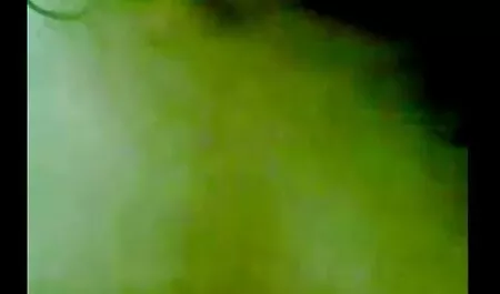 Dasha se pencha et déchira je voudrais voir un film x son cul dans la cuisine.