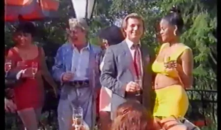 Mon père regarda sa fille dans un jardin et très streaming film x francais excité.