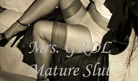Longues jambes minces se rendant à un ami film porno connu noir.