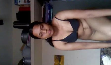 Un homme noir en bonne santé les films porno arab a mis la valise dans le puits féminin.