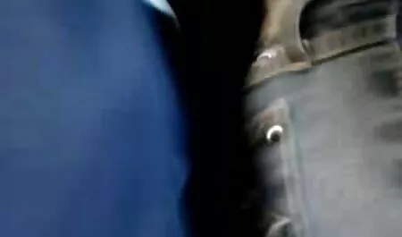 Sur ses genoux a été aspiré et a la gouvernante film x donné