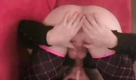 Les film porno madona hommes donnent leurs jambes aussi profondes que possible.