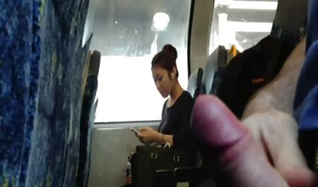 Un professeur Japonais se tient seul en chemise rouge et minijupe à côté d'un élève faible. film x gonzo