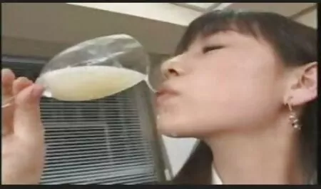 L'homme a commencé à étirer fortement la voir video xxx chatte de son amant.