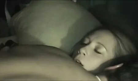 Une tante occupée avec un film pornographique tu kif mari amoureux infidèle.