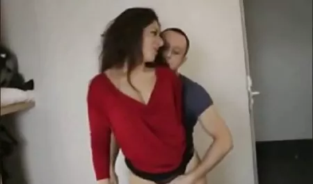 Les film x français vintage personnes enceintes d'un couple russe dans le garage.