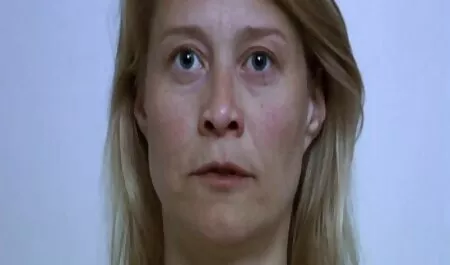 Aura habillé comme film x gratuit arabe une femme dans un maillot de bain rose.