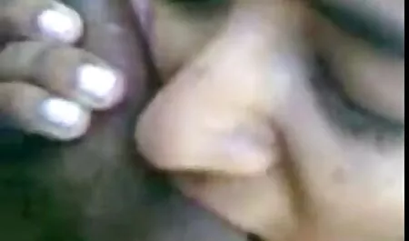 Voir Blonde confiante avec des lunettes de travail sur video porno gratuit français une caméra cachée.