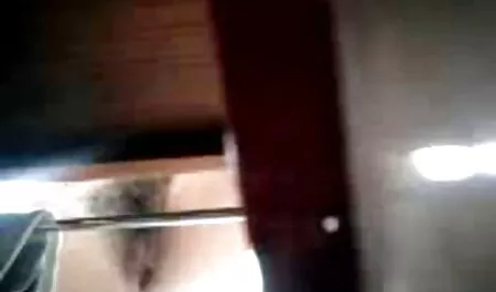Belle Carolina candy dans xpornofilm des chaussures longues noires avec portefeuille