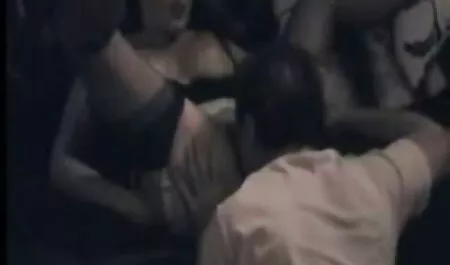 Certains hommes attrapent un Japonais dans film porno amateur francais gratuit le métro et se déshabillent et jurent.