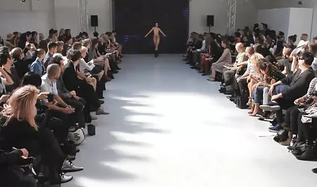 Dasha caresse son chapeau glissant dans la salle film x pornovore de bain.