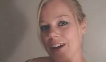 Babe dans la robe de Blanche-Neige film gratuit xx se masturbe