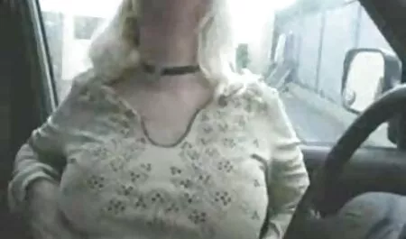 Salope aux cheveux noirs avec trois clients. porno hd gratuit