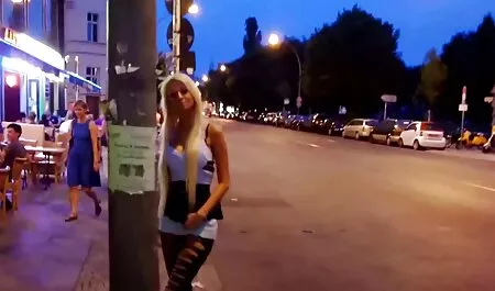 La fille est xxx video film porno en colère contre la voiture du gars.