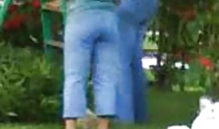 La fille film porno homme et homme rouge aime baiser devant la maison.