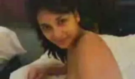 Le couple commence par leurs devoirs conjugaux. film xxl pornographie